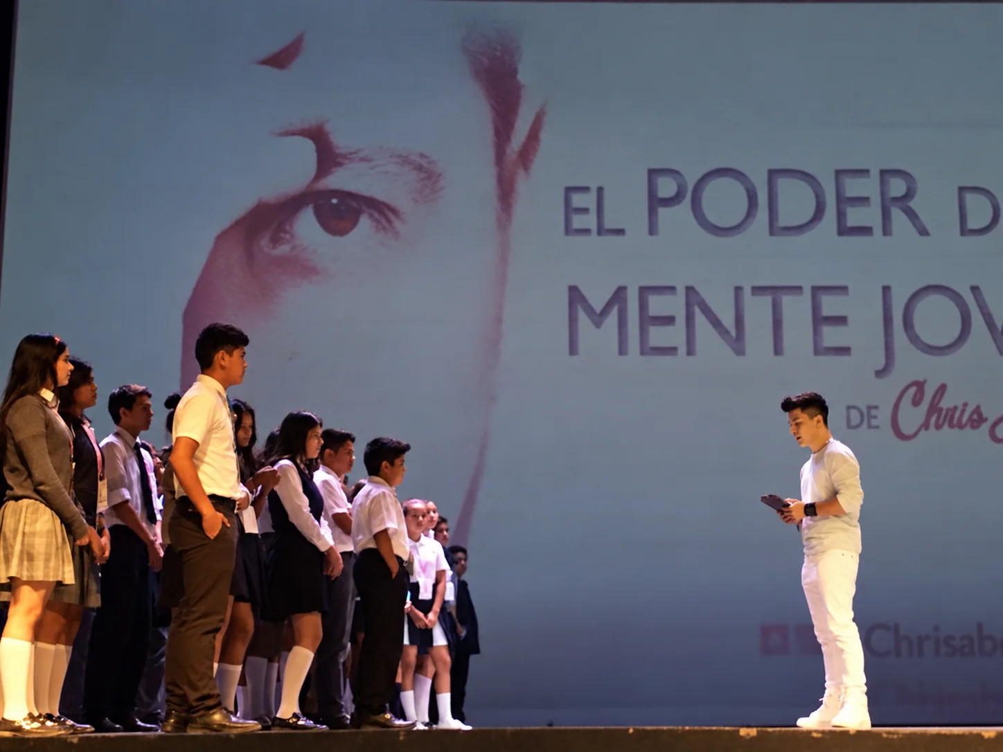 Jóvenes participan con Chris Abraham en una dinámica de la conferencia