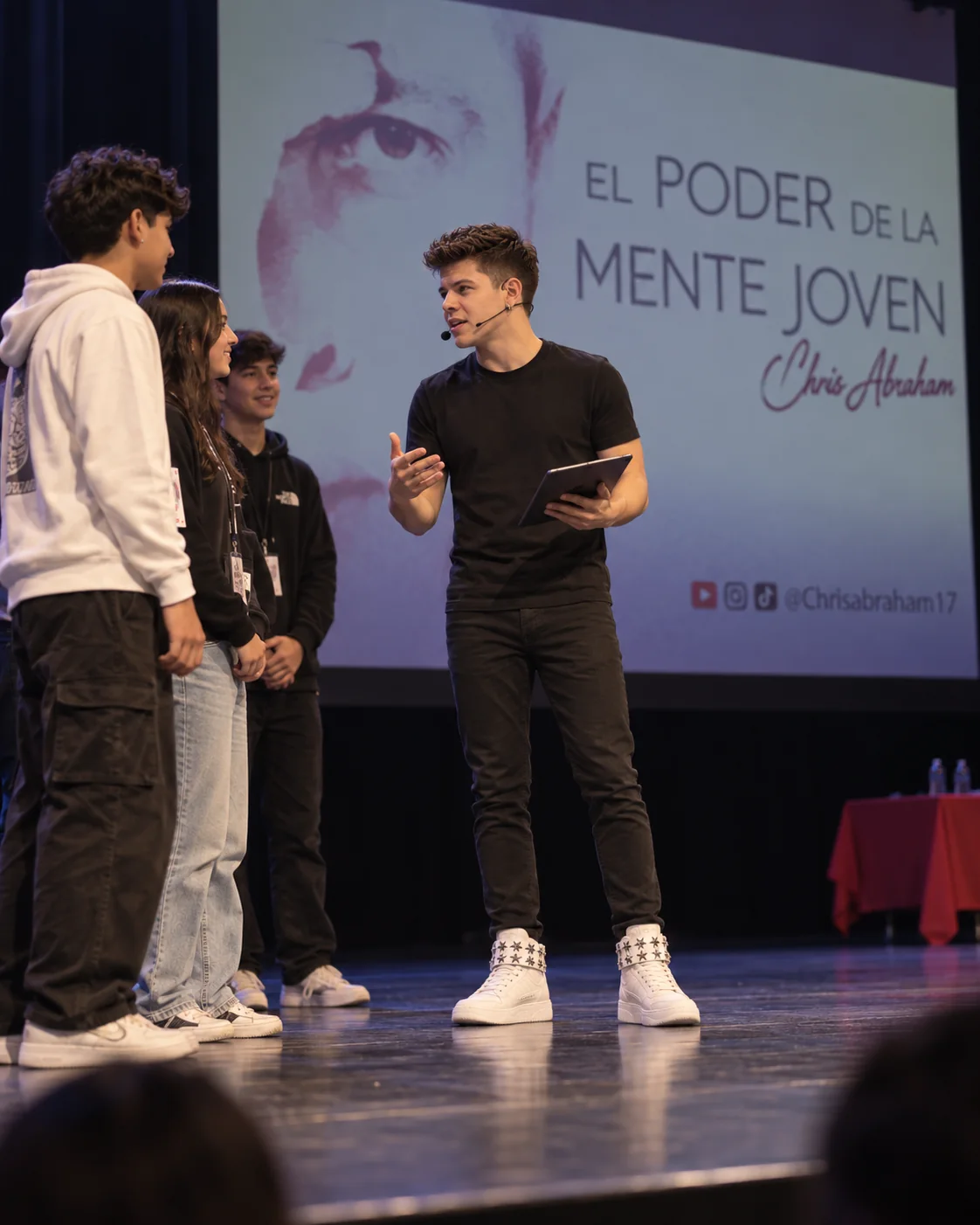 Chris Abraham conversa con participantes sobre el escenario de El Poder de la Mente Joven